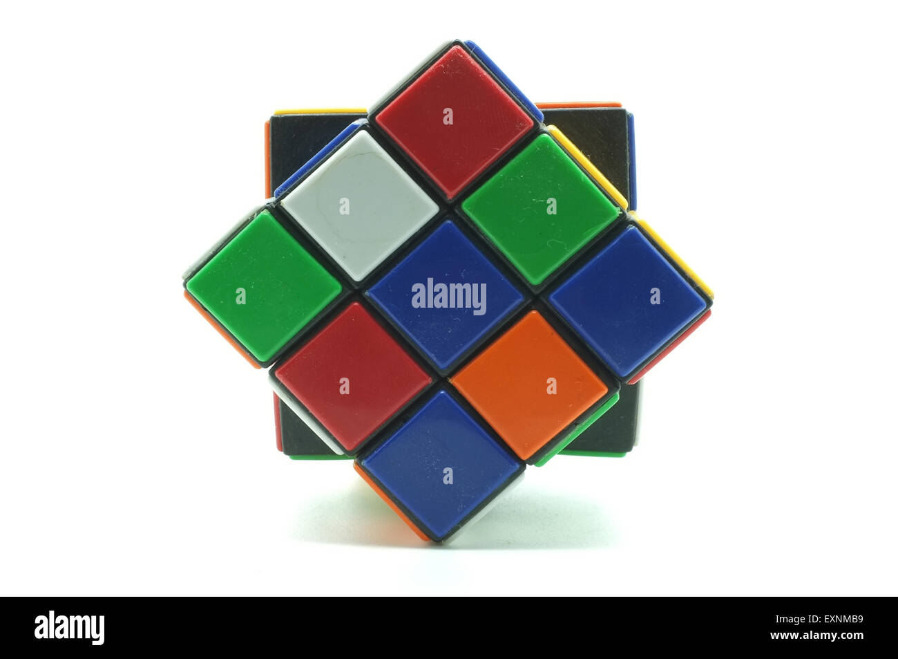 Colorato Cubo di Rubik isolati su sfondo bianco, Magia cubo Foto Stock