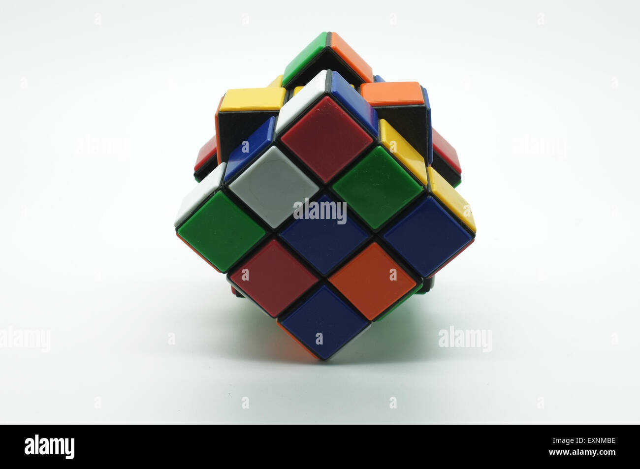 Colorato Cubo di Rubik isolati su sfondo bianco, Magia cubo Foto Stock