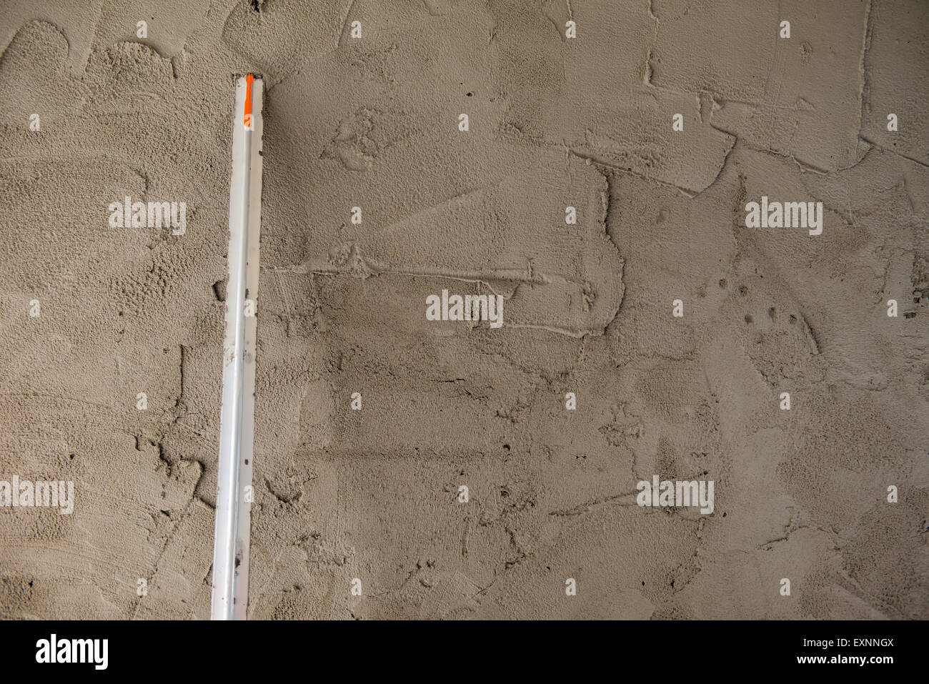 Muratori sono la costruzione di pareti intonacate lisce. Foto Stock