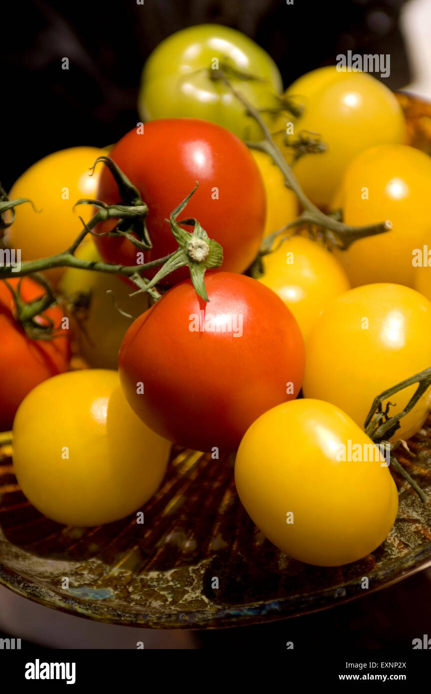 Un'immagine delle colorate di rosso e di giallo pomodori Foto Stock