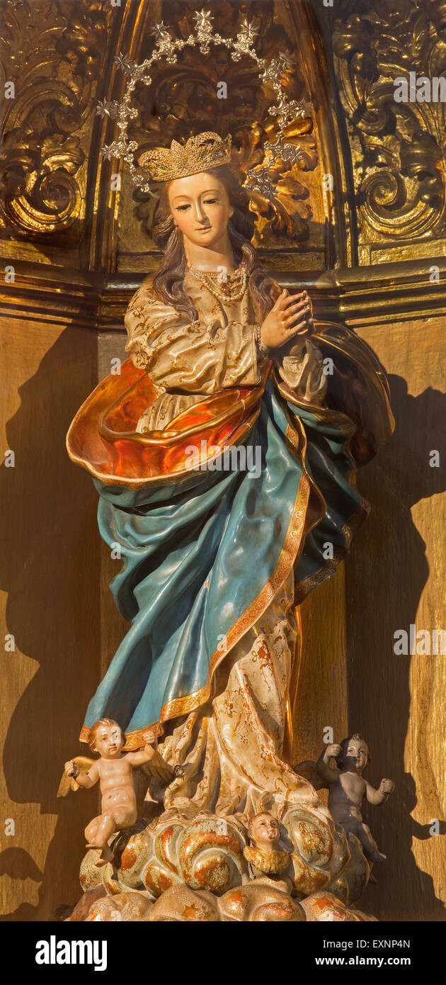 GRANADA, Spagna - 29 Maggio 2015: Il intagliato e Polychrome statua barocca della Immacolata Concezione di chiesa Iglesia San Hipolito Foto Stock