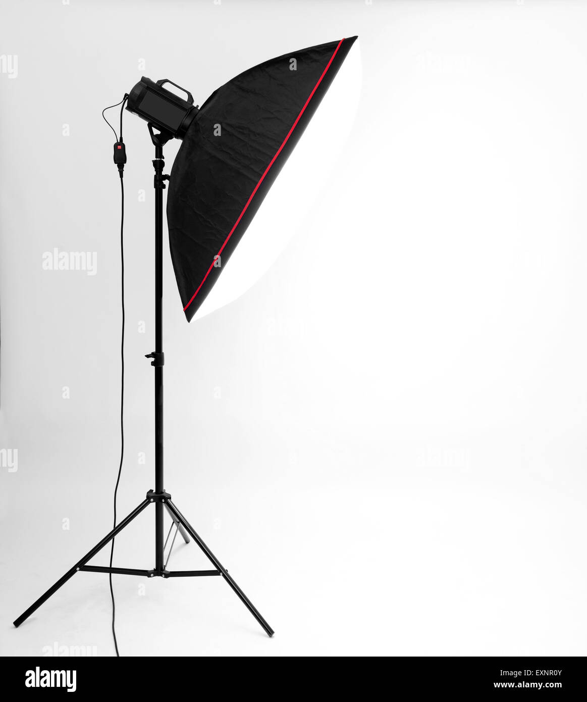 Studio vuoto uno sfondo grigio e la luce del flash Foto Stock