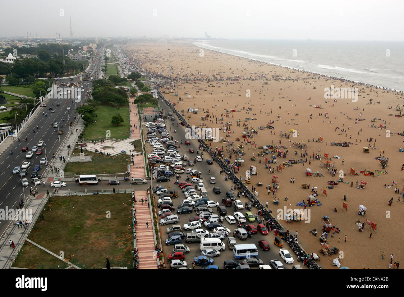 Vista aerea di affollate Gandhi e la spiaggia di Marina di Chennai, India Foto Stock