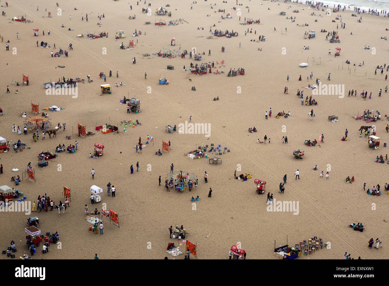 La folla sulla spiaggia di Chennai, India Foto Stock