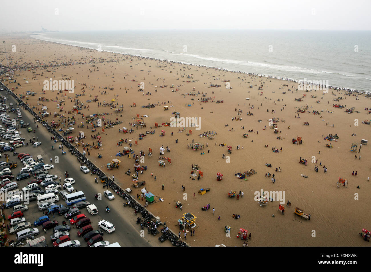 Fine settimana folle e ca completo parco sulla spiaggia di Marina di Chennai Foto Stock