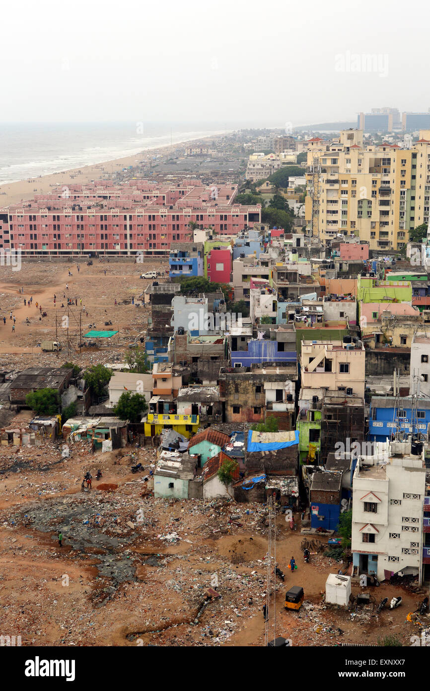 Una comunità povera appartamenti a Foreshore Estate spiaggia di Chennai, India Foto Stock