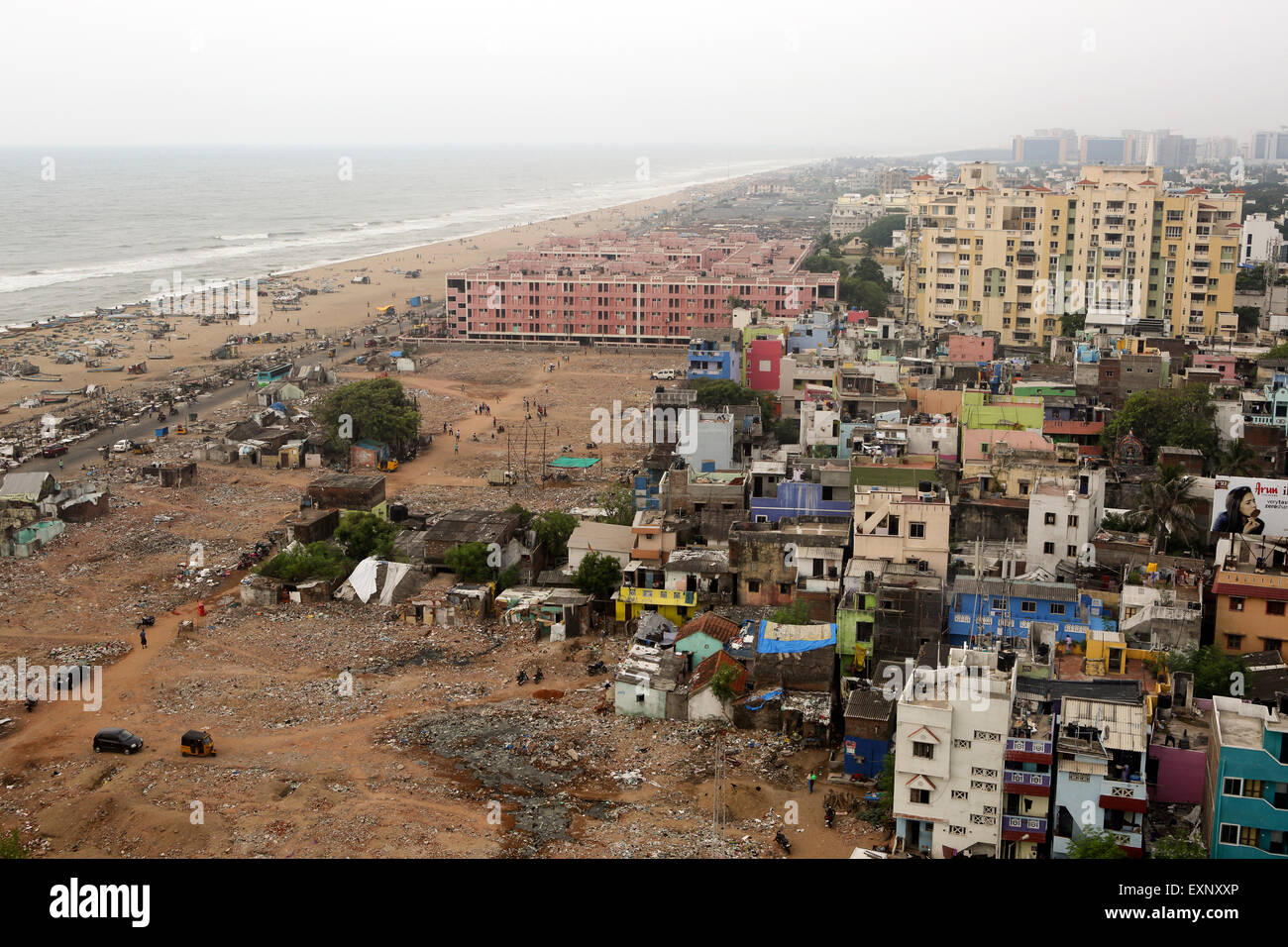 Una comunità povera appartamenti a Foreshore Estate spiaggia di Chennai, India Foto Stock