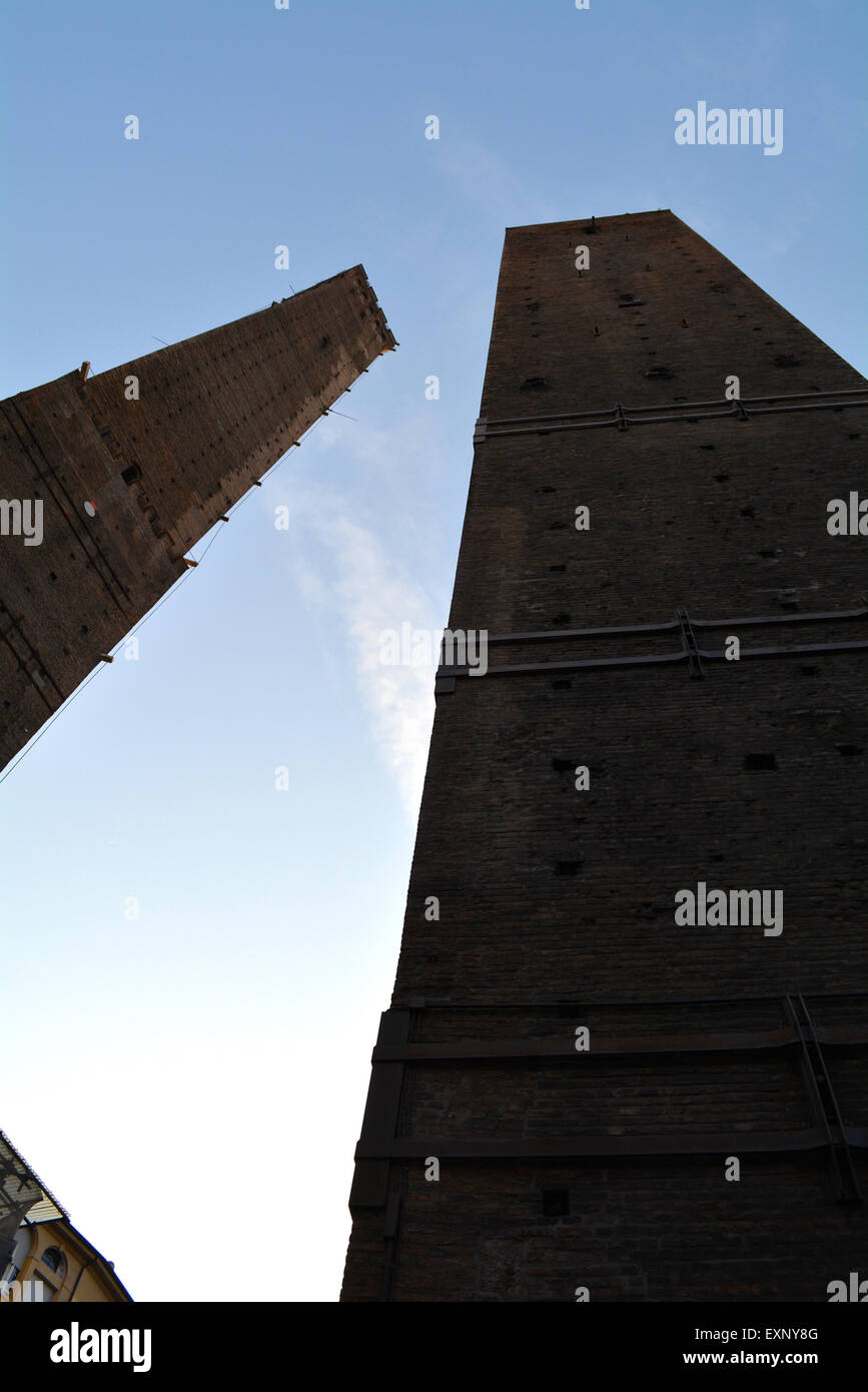 Le due Torri di Bologna in una giornata limpida, la Torre degli Asinelli e la più piccola Torre della Garisenda Foto Stock