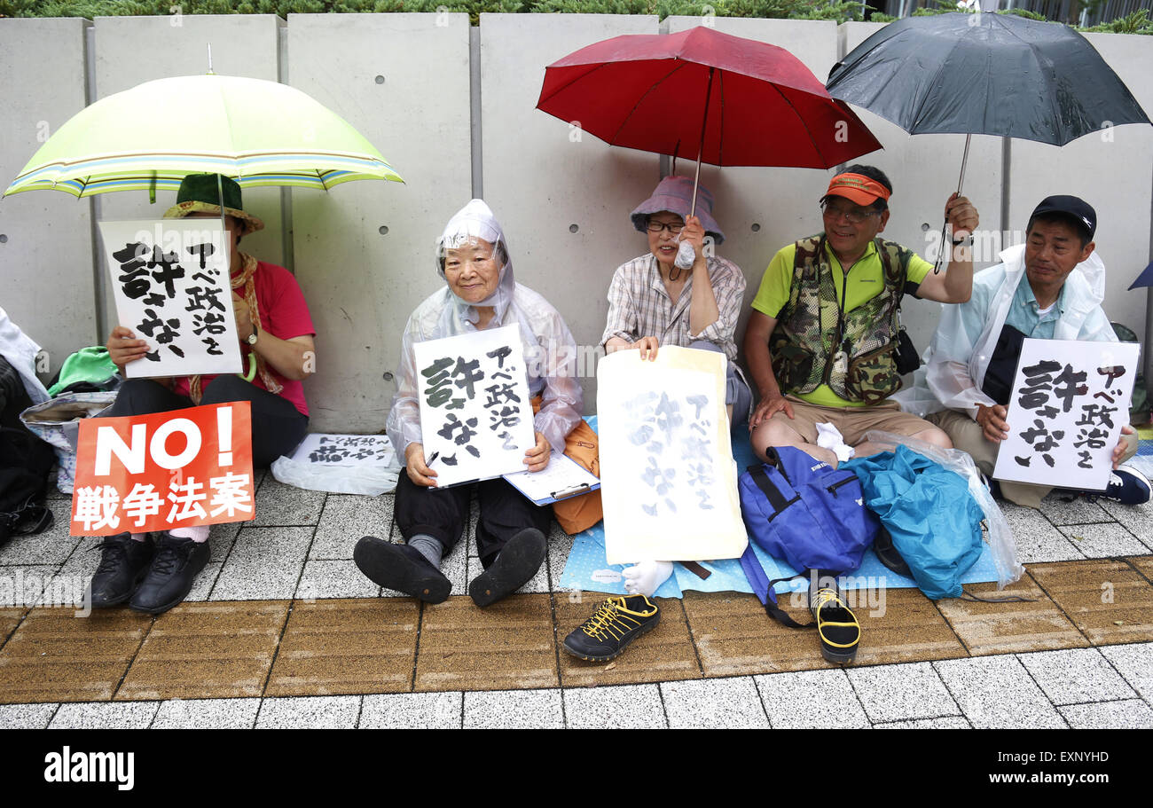 Tokyo, Giappone. 16 Luglio, 2015. (Le persone che frequentano un sit-in di protesta contro le bollette di sicurezza vicino al palazzo del parlamento a Tokyo in Giappone, 16 luglio 2015. Giappone della coalizione di governo guidato dal Primo Ministro Shinzo Abe giovedì speronato attraverso una serie di controverse fatture di sicurezza in tutta la potente Casa inferiore della nazione della dieta in mezzo a una forte opposizione pubblica, segnando il più significativo il ribaltamento della nazione di 'puramente difensiva' difesa.(Xinhua/Stringer) Credito: Xinhua/Alamy Live News Foto Stock