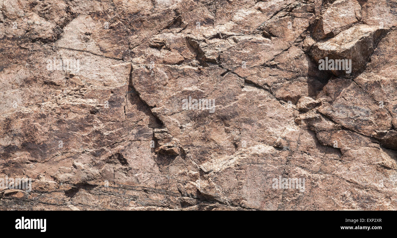 Marrone ruvida parete di roccia, pietra naturale superficie texture di sfondo Foto Stock