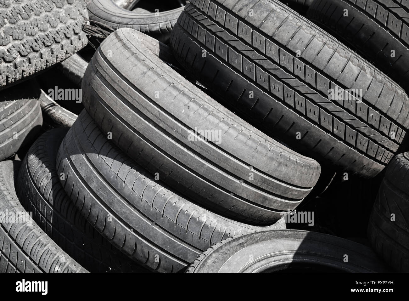 Cumulo di vecchi utilizzati usurati degli pneumatici degli autoveicoli Foto Stock