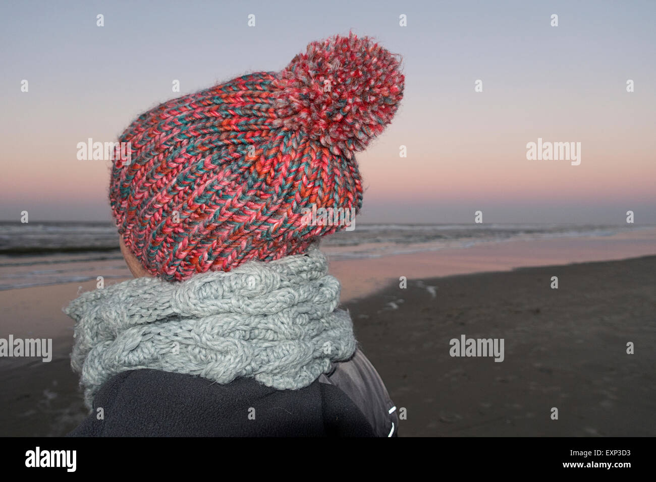 Donna con cappello di lana sulla spiaggia del Mare del nord Isola di Langeoog, Bassa Sassonia, Germania Foto Stock