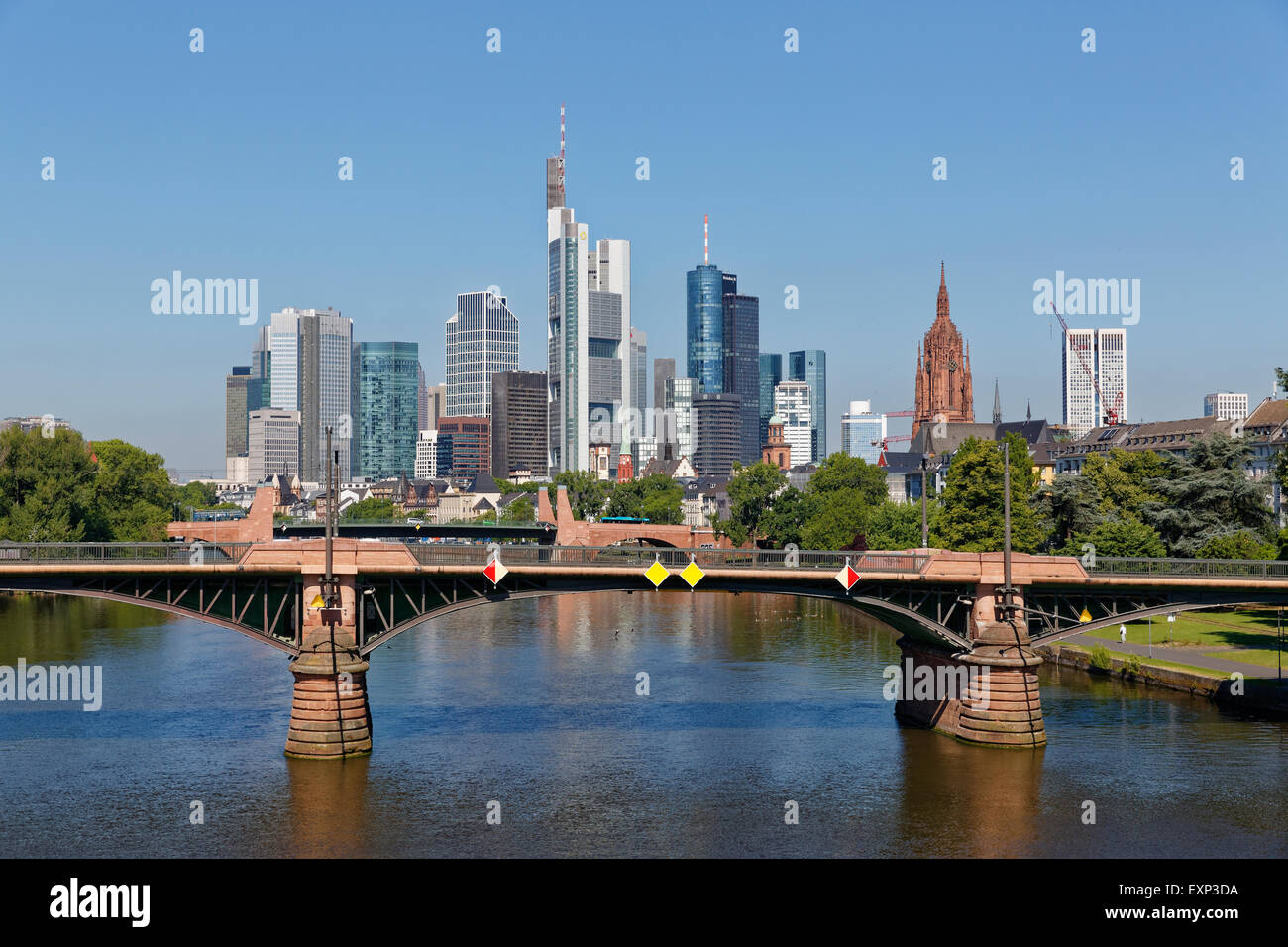 Skyline con cattedrale, Ignatz Bubis ponte attraverso il fiume Main, Frankfurt am Main, Hesse, Germania Foto Stock