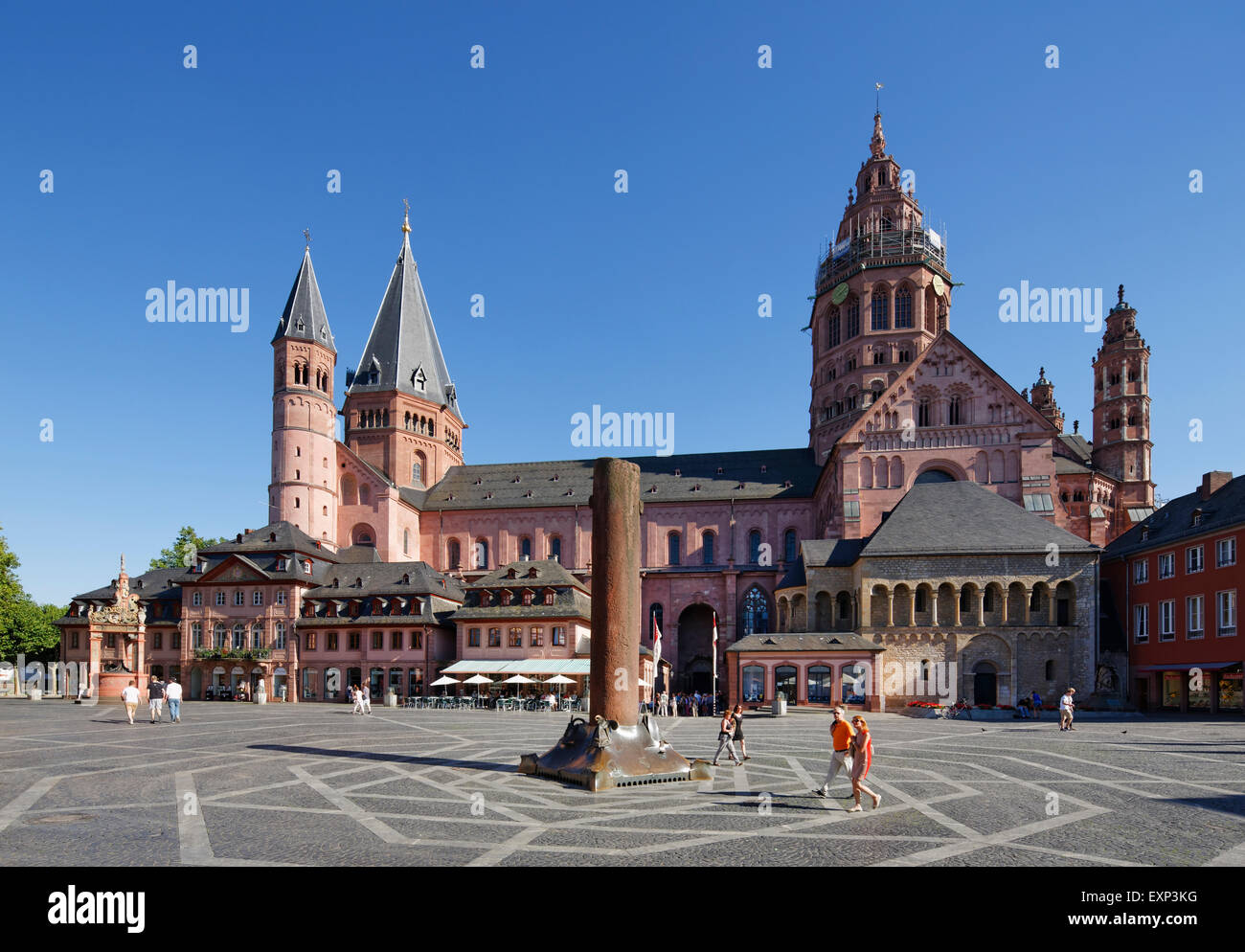 Cattedrale di Magonza o San Martin's Cathedral e Heunensäule Vittoria Colonna, Piazza del mercato, Mainz, Renania-Palatinato, Germania Foto Stock