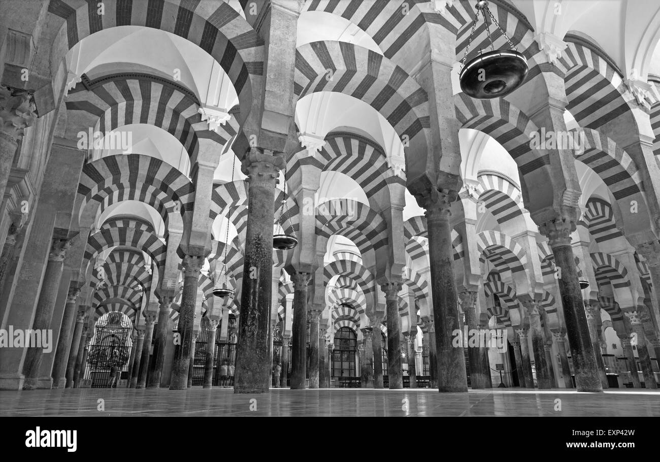 CORDOBA, Spagna - 28 Maggio 2015: le navate di Abd-Ar-Rahman I nella Cattedrale. Foto Stock