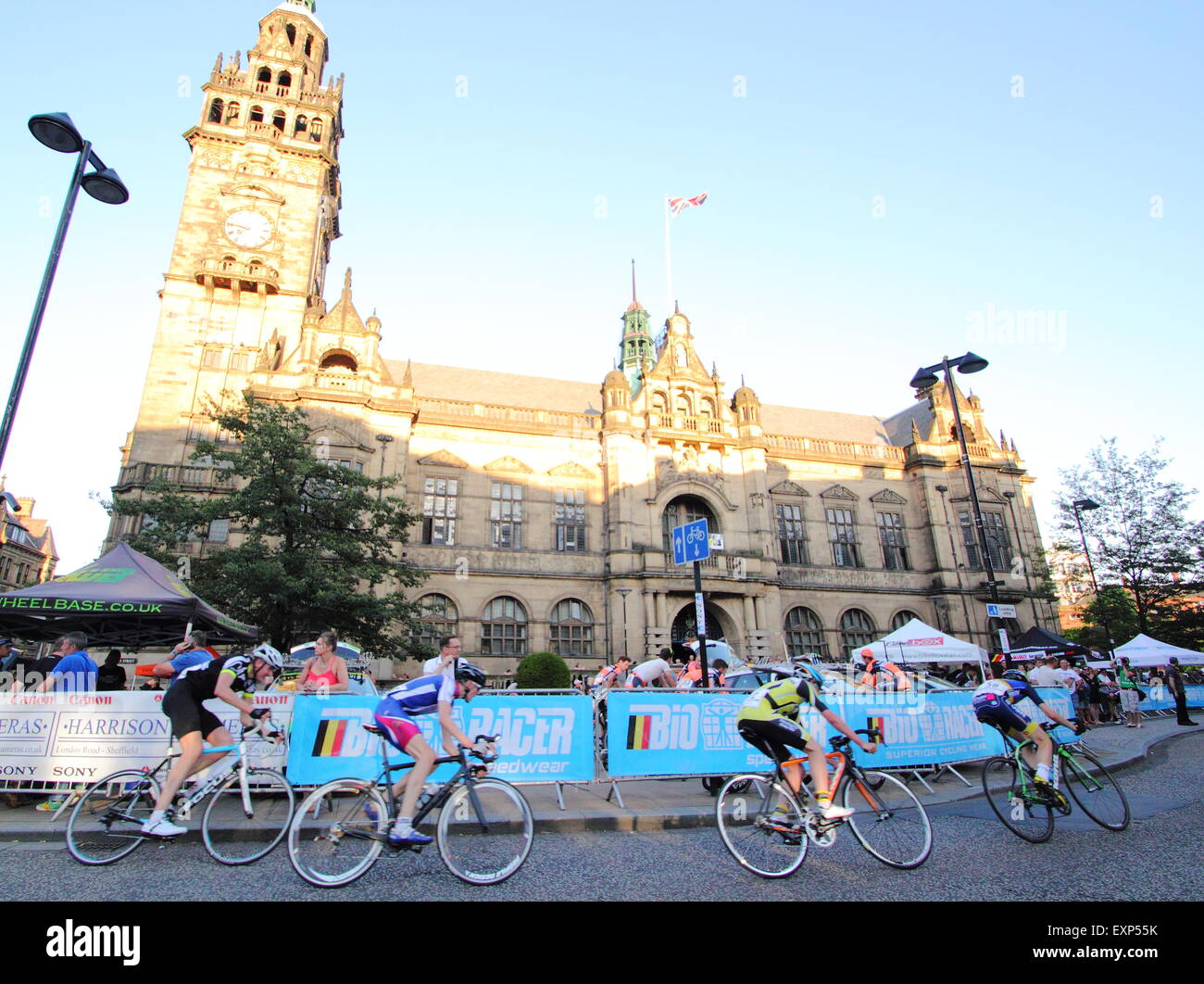 I ciclisti che partecipano a Sheffield Grand Prix passano la città del Municipio, il centro della città di Sheffield, Yorkhshire England Regno Unito Foto Stock