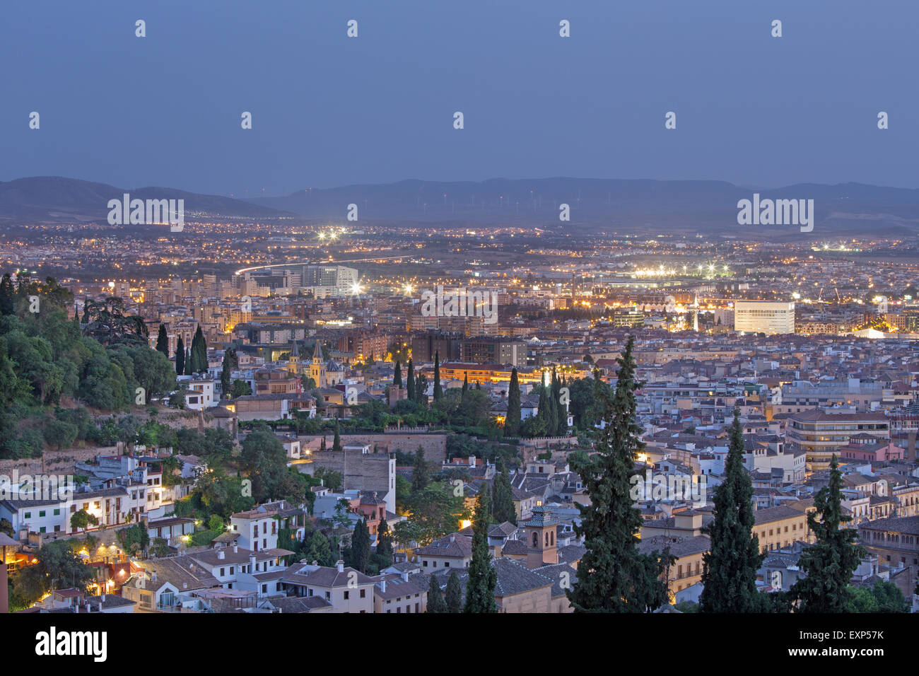 Granada - Le prospettive oltre la città al crepuscolo. Foto Stock