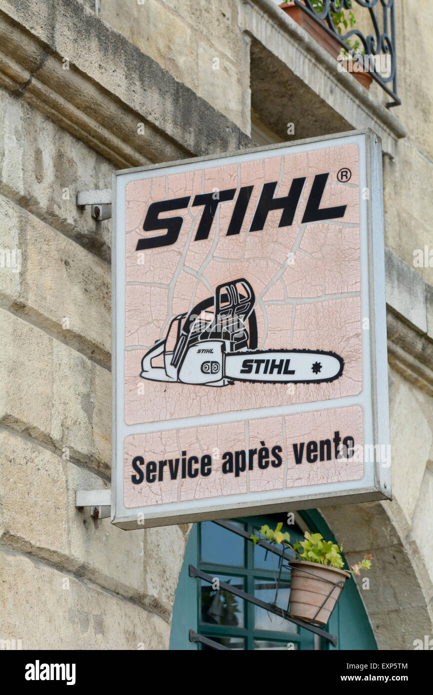 Stihl chainsaw firmare al di fuori del negozio a Bordeaux Francia Foto Stock