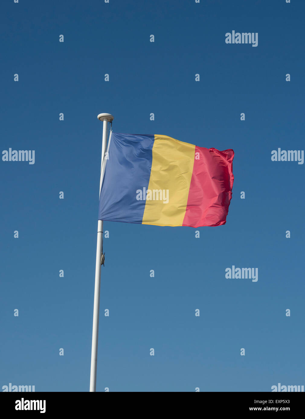 Bandiera rumena che fluttua nel vento Foto Stock