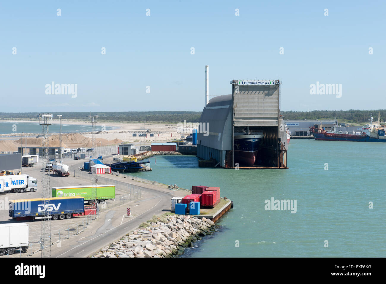 Hirtshals bacino galleggiante cortile con una nave per la riparazione e l'area del porto Foto Stock