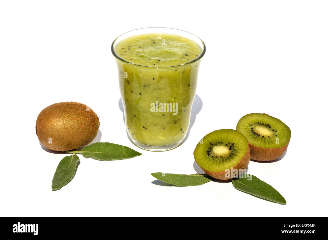 Di vetro appena fatti in succo di kiwi con kiwi accanto Foto Stock Di vetro appena fatti in succo di kiwi con kiwi accanto Foto Stock