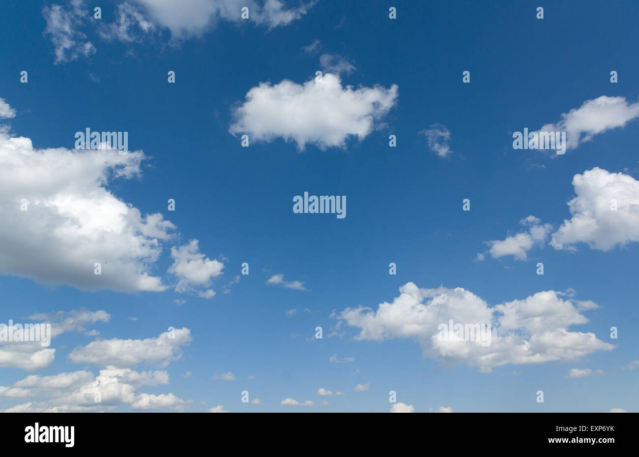 Il luminoso cielo blu con nuvole bianche in esecuzione su di esso. Foto Stock