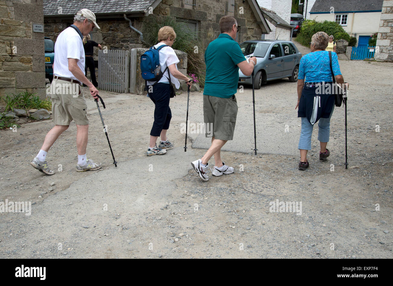 Cornovaglia 2015. I vecchi camminatori con bastoncini nordic walking Foto Stock