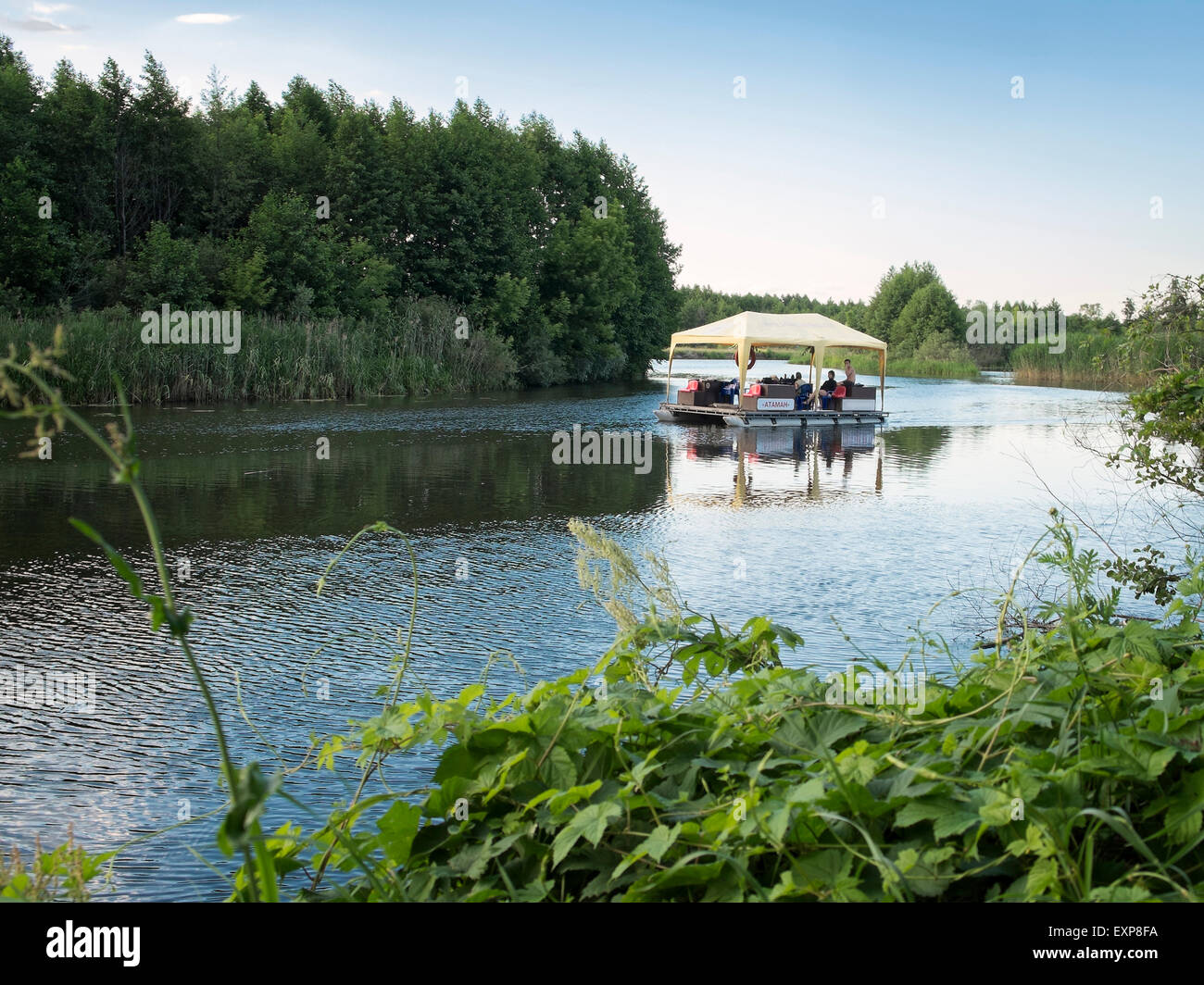 Zattera galleggiante sul fiume di estate Foto Stock