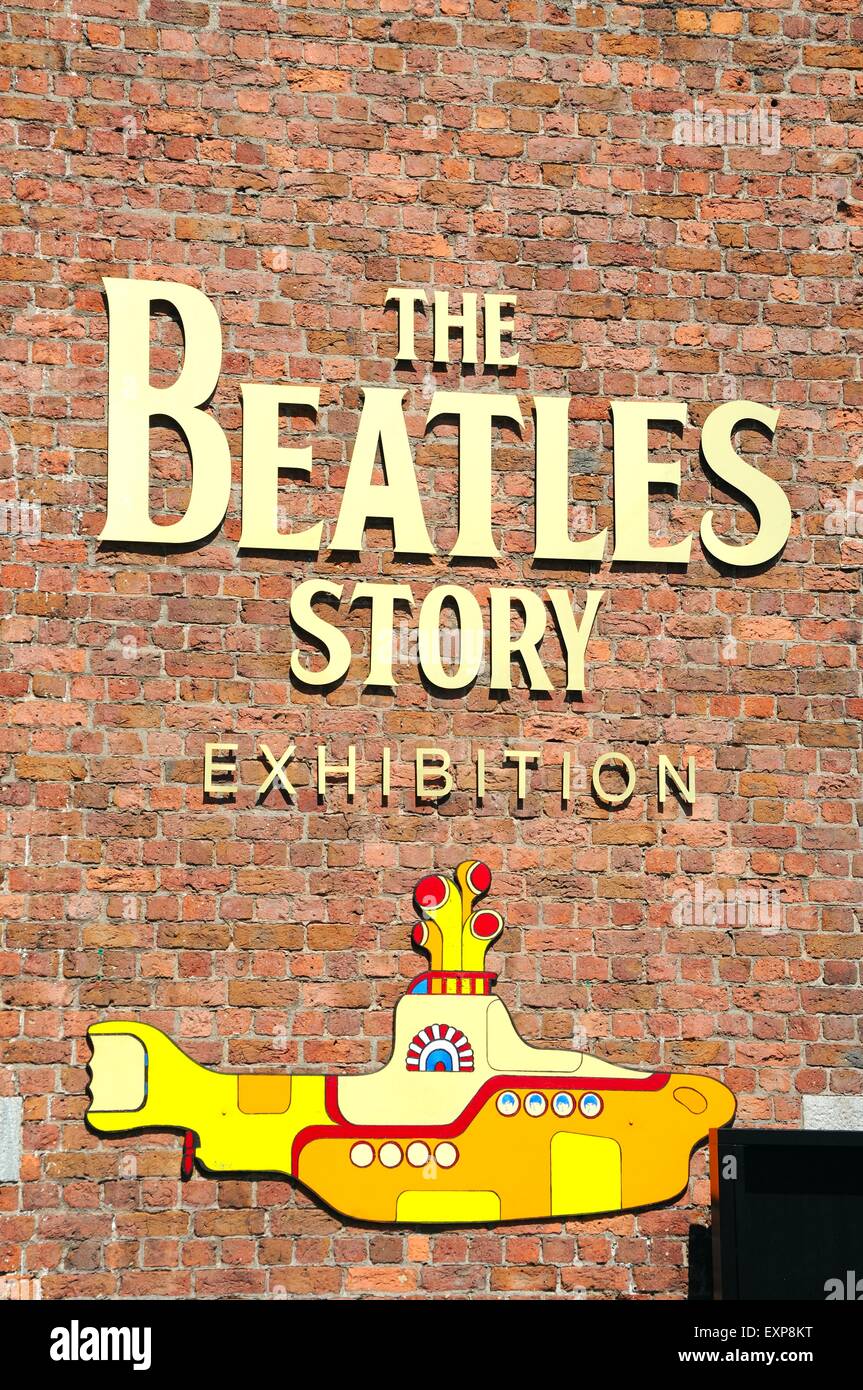La storia dei Beatles exhibition building e il sottomarino giallo all'Albert Dock, Liverpool, Merseyside England, Regno Unito, Europa occidentale. Foto Stock