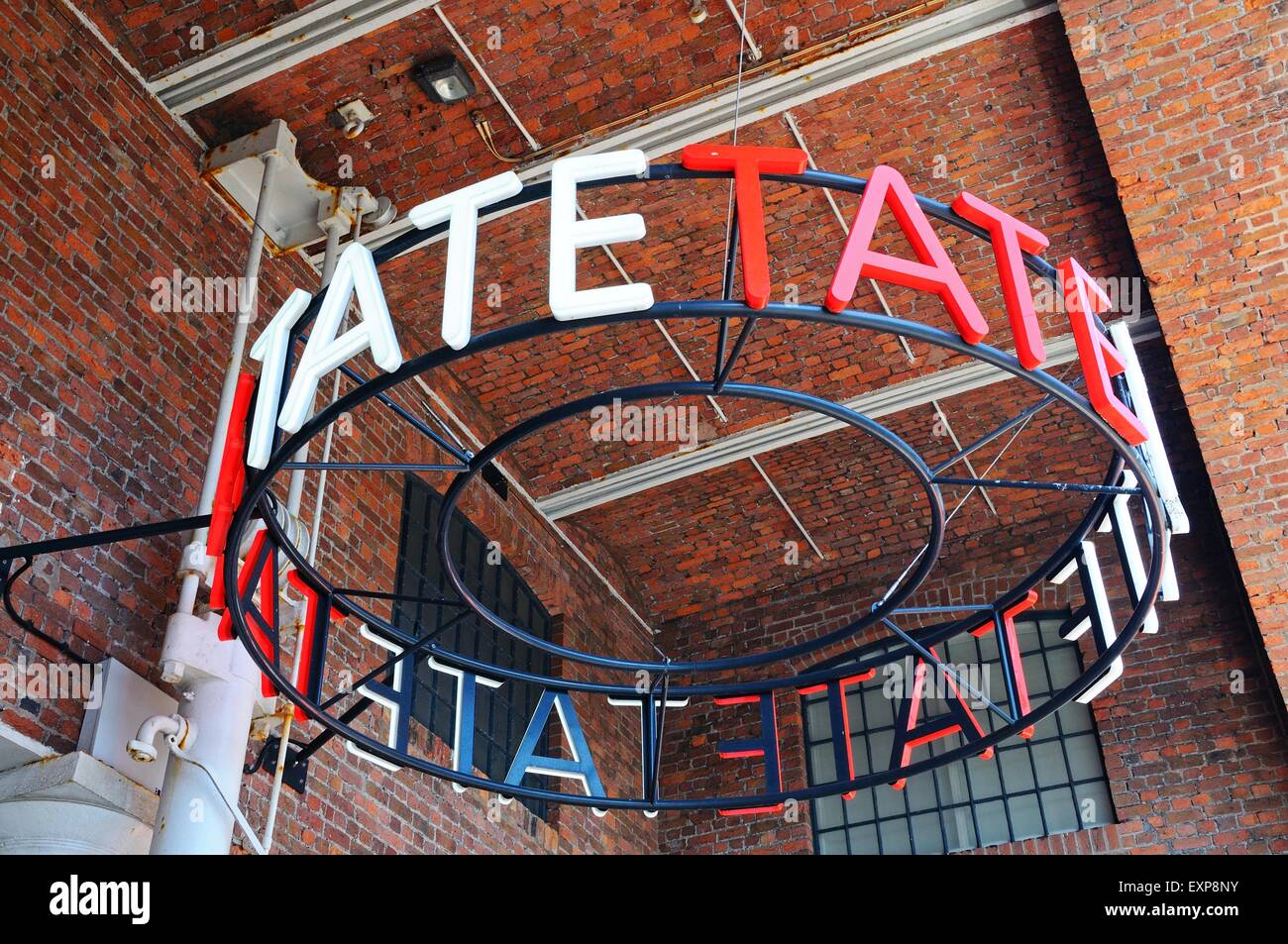 Tate Liverpool Galleria d'arte segno ad Albert Dock, Liverpool, Merseyside England, Regno Unito, Europa occidentale. Foto Stock