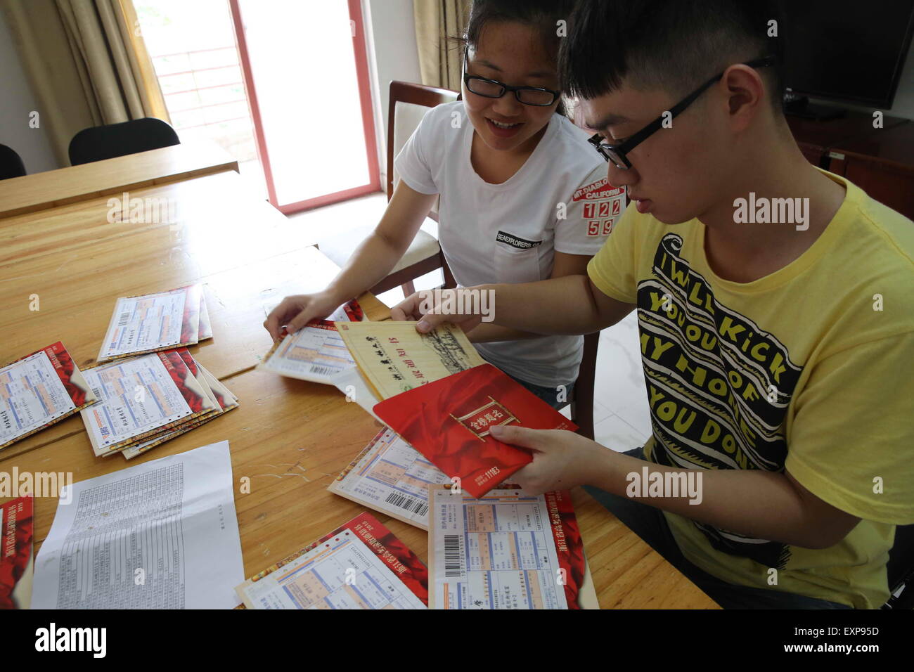 (150716) -- HANGZHOU, 16 luglio 2015 (Xinhua) -- i membri dello staff di Zhejiang agricoltura e silvicoltura University (ZAFU) pack la loro ammissione di bambù bandi in Hangzhou, est della Cina di Provincia dello Zhejiang, 15 luglio, 2015. Una tecnica speciale contenente otto brevetti nazionali è impiegato per realizzare e stampare questo anno di ammissione di bandi di gara e avvisi di ZAFU con bambù. (Xinhua) (xcf) Foto Stock