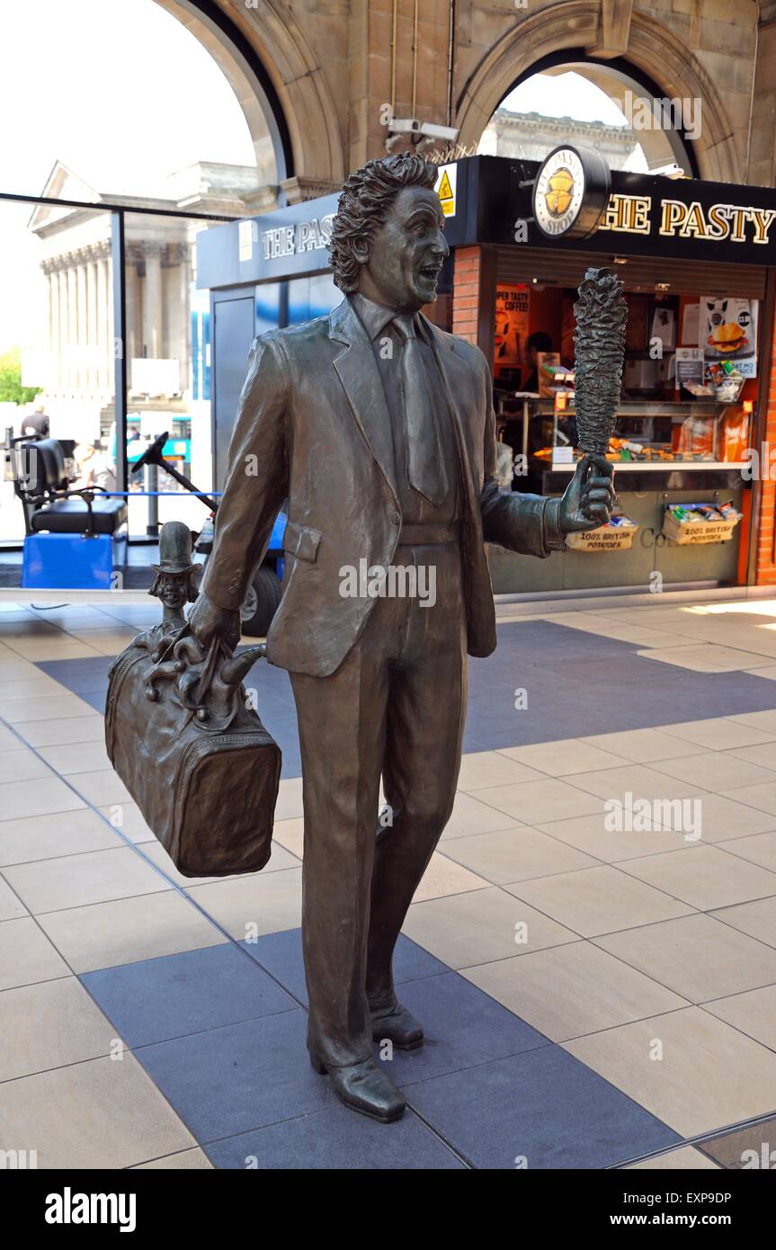 Statua di Ken Dodd con la sua Diddy uomini e Tickling Stick all'interno della stazione ferroviaria di Lime Street, Liverpool, Merseyside England, Regno Unito Foto Stock