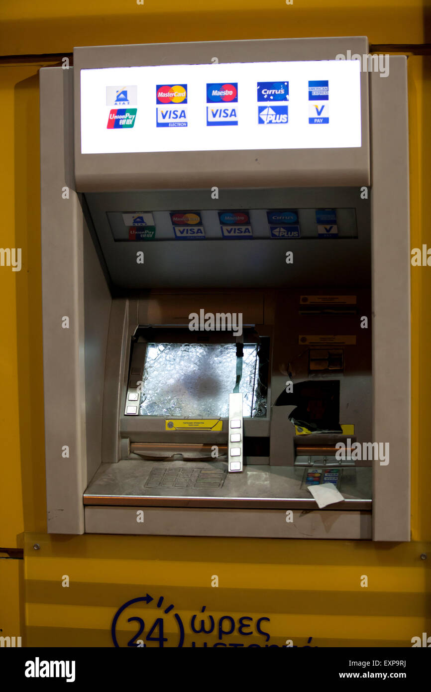 Atene, Grecia. Il 15 luglio 2015. ATM danni causati dagli anarchici durante l'Anti austerità proteste in Atene mentre la terza Bailout votazione è duscussed al parlamento greco. Credito: Martin Garnham/Alamy Live News Foto Stock