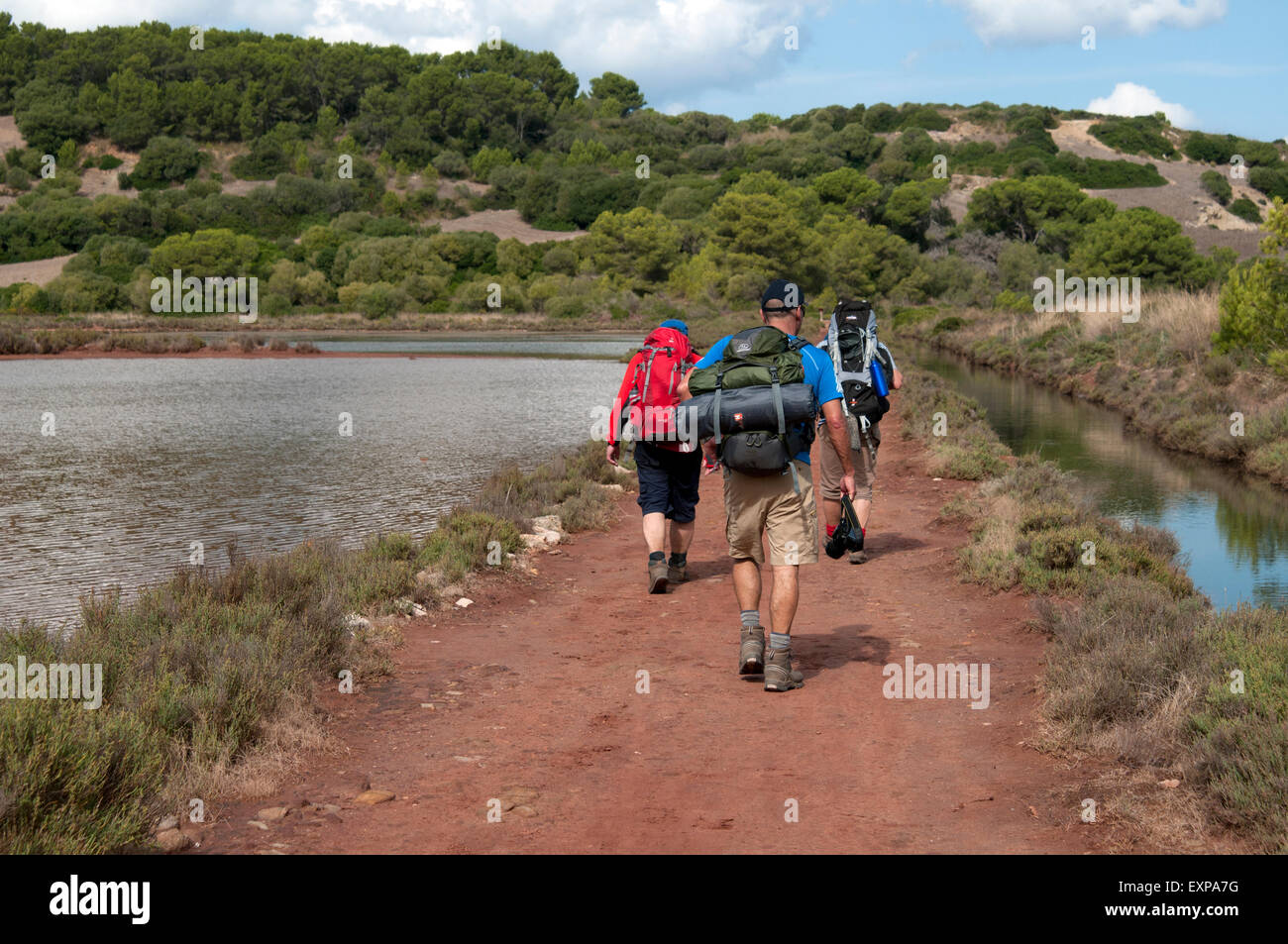 Tre walkers sul Cami de Cavalls bridal path sull isola di Minorca spagna Foto Stock