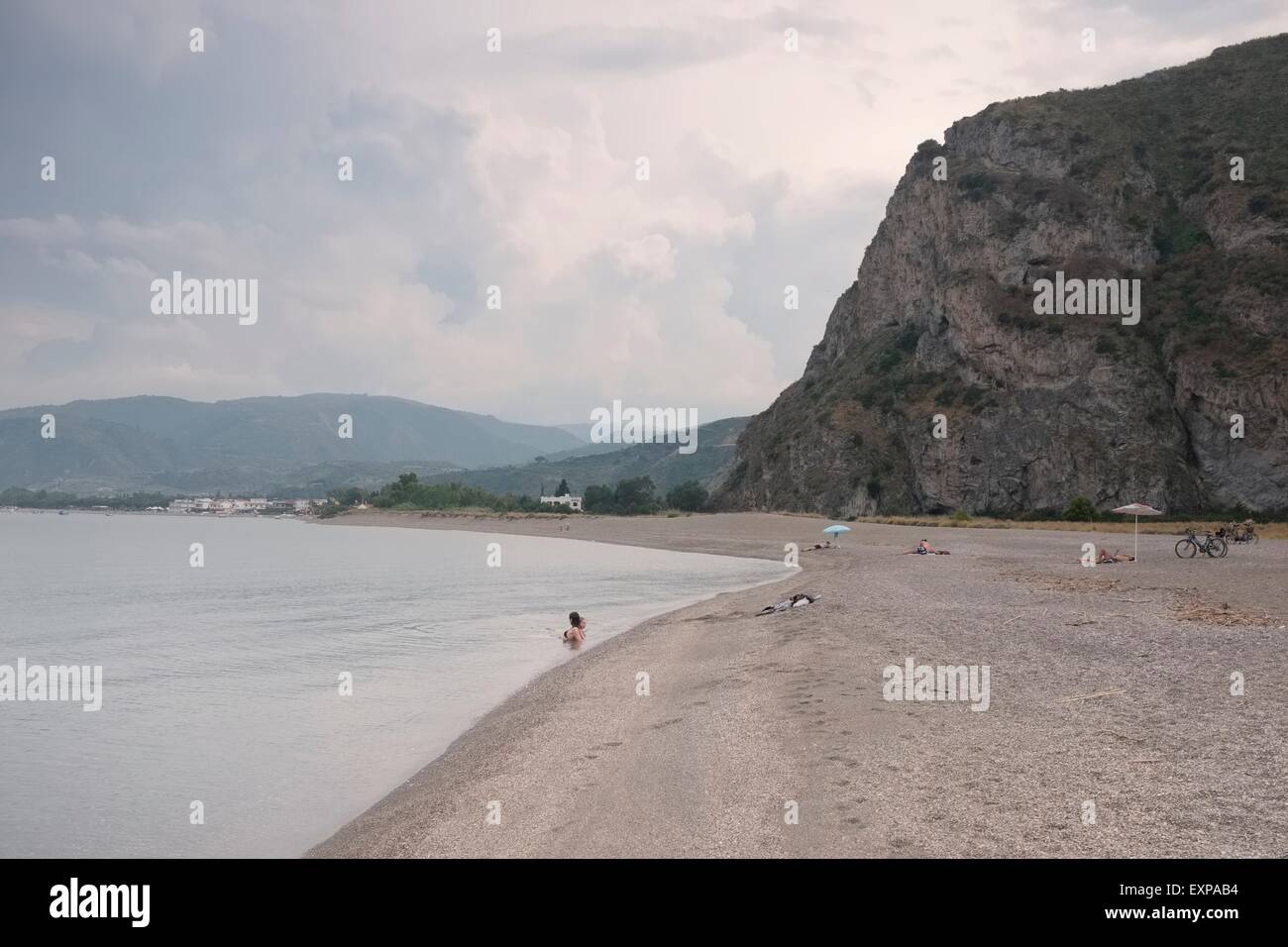 La laguna di Tindari Riserva Naturale : una vista lungo le sabbie verso Falcone, al nord-est della Sicilia Foto Stock