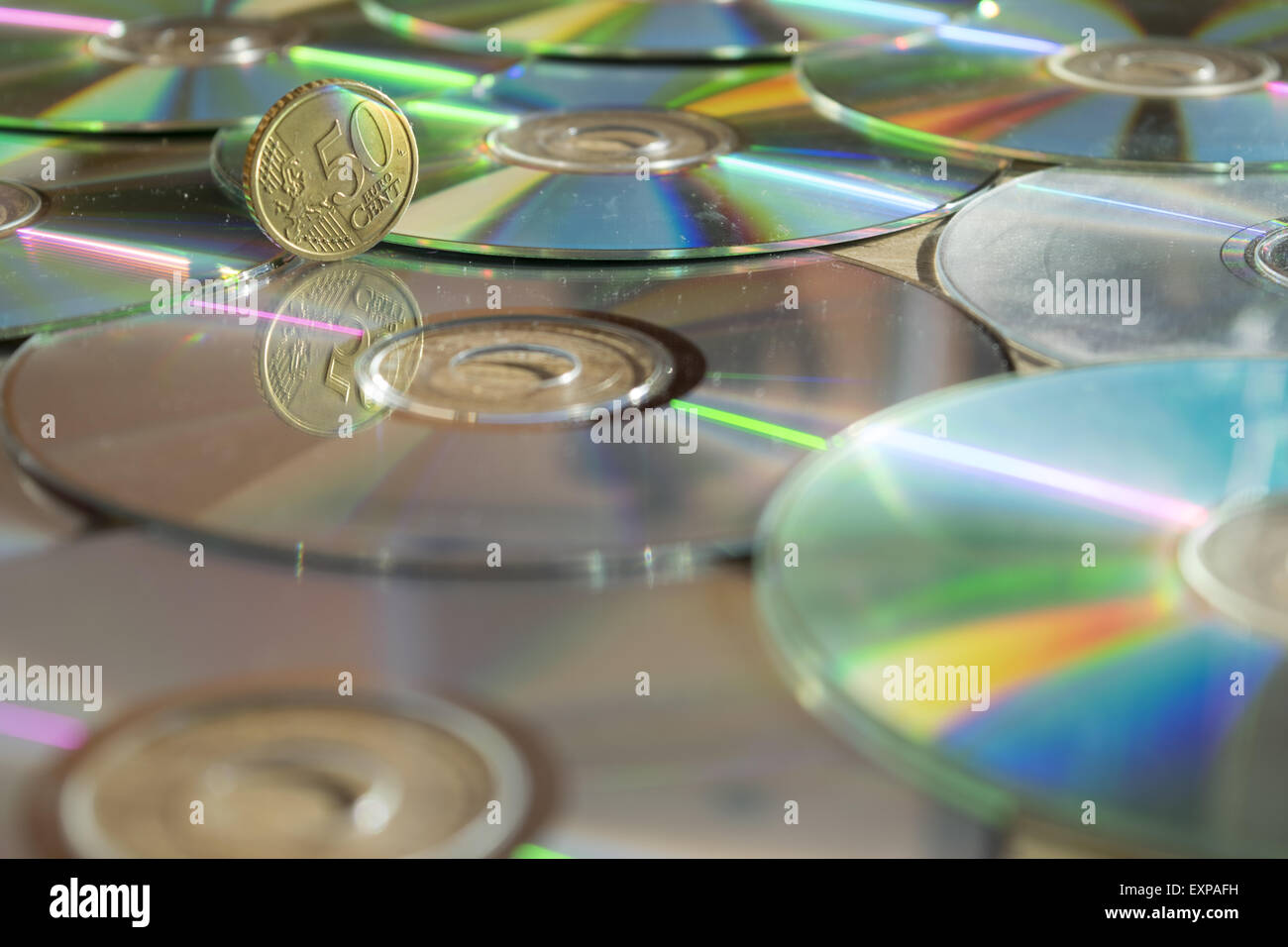 Sistema monetario e il concetto di economia con cd-rom e un denaro Foto Stock