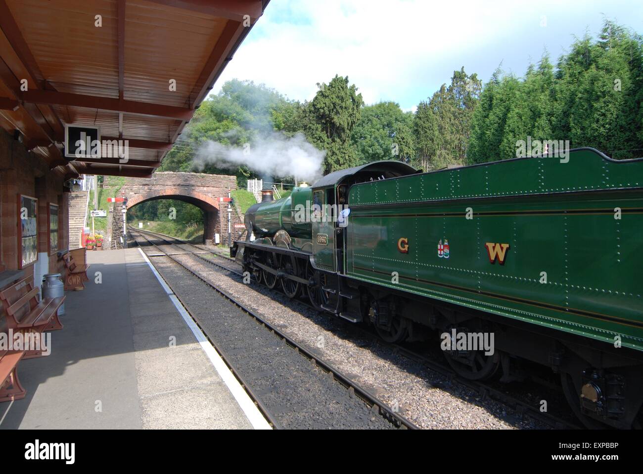 Locomotiva a vapore che tira un treno sulla West Somerset Railway in partenza dalla stazione Bishops Lydeard, Regno Unito Foto Stock
