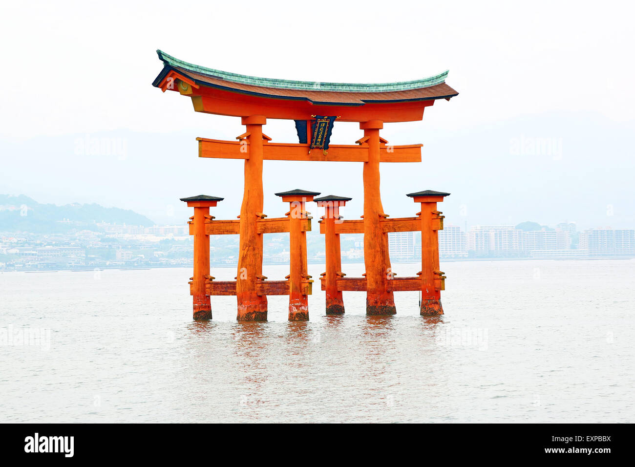 Il grande rosso Torii Gate sul Santuario scintoista di Itsukushima sull'isola di Miyajima, Hiroshima, Giappone Foto Stock
