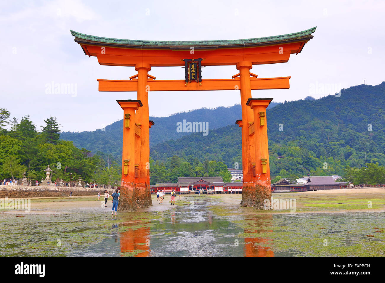 Il grande rosso Torii Gate a bassa marea a Santuario scintoista di Itsukushima sull'isola di Miyajima, Hiroshima, Giappone Foto Stock