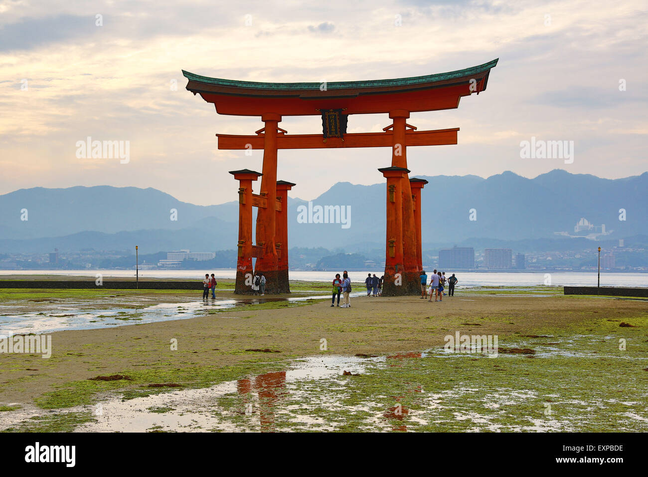 Il grande rosso Torii Gate a bassa marea a Santuario scintoista di Itsukushima sull'isola di Miyajima, Hiroshima, Giappone Foto Stock