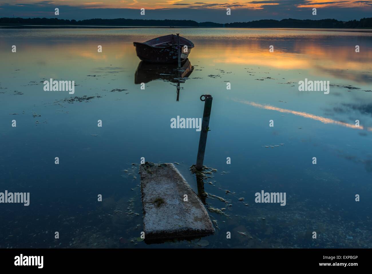 Il bel lago tramonto con barche di pescatori. Lago polacco in Mazury Lake District. Polacco paesaggio del lago Foto Stock