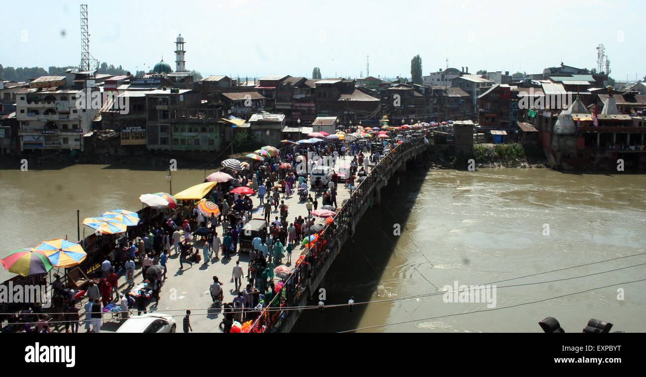 Srinagar, Indiano Kashmir amministrato:16 luglio .una veduta aerea di mercato prima .Eid-ul-Fitr persone hanno affollato i mercati a Srinagar, rendendo i negozianti allungare le ore di lavoro fino a tardi la sera per soddisfare le pesanti rush.Eid-ul-Fitr, la festa di ringraziamento che segna la fine del mese sacro del Ramadan, è probabile che si terrà il 18 luglio, a seconda osservazione della luna nuova. ©Sofi Suhail/Alamy Live News Foto Stock