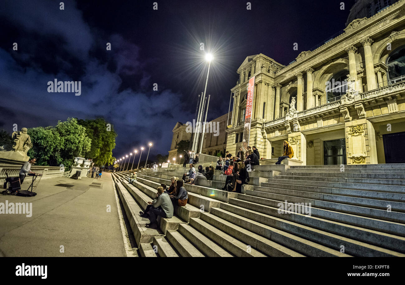 L'uomo suonare il pianoforte nella parte anteriore del Museo Nazionale d'Arte della Catalogna (Museu Nacional d'Art de Catalunya - MNAC) a Barcellona, Spagna Foto Stock