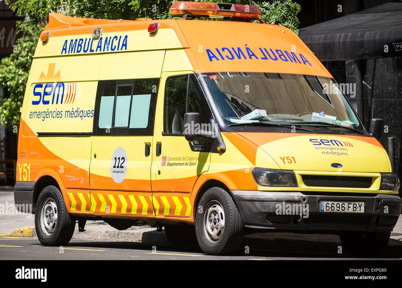 Giallo ambulanza sulla strada di Barcellona, Spagna Foto Stock