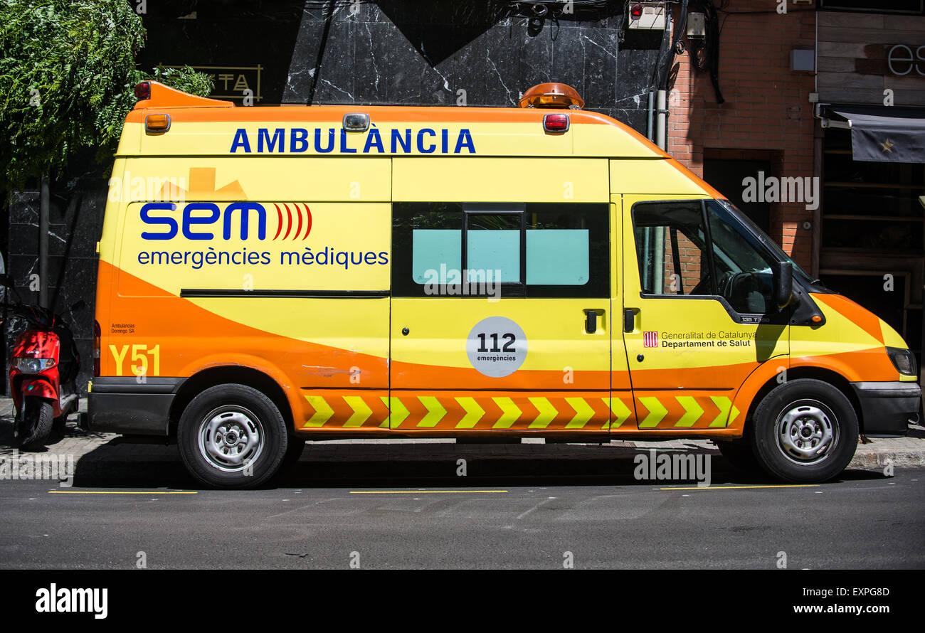 Giallo ambulanza sulla strada di Barcellona, Spagna Foto Stock