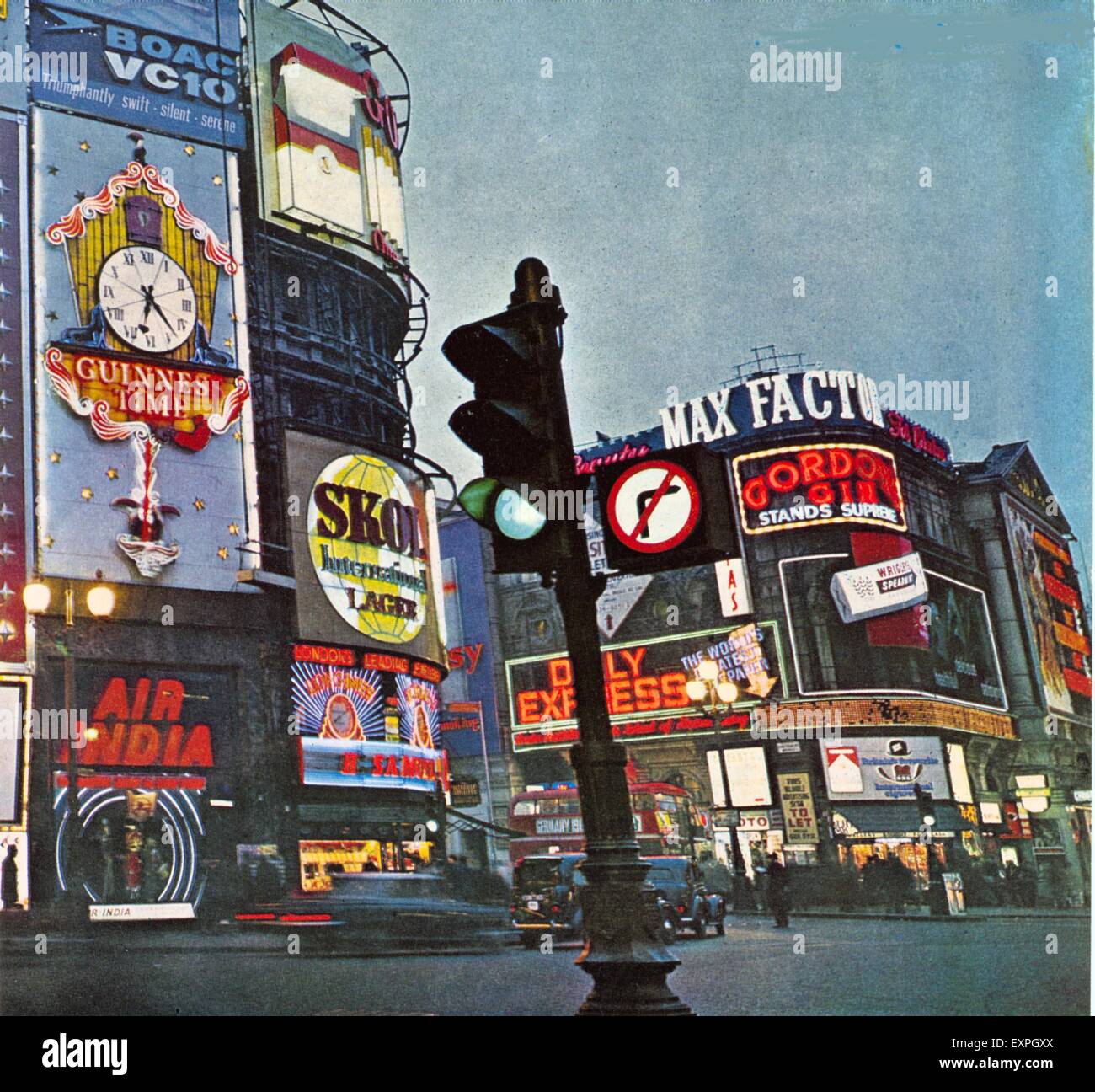 1950S UK Piccadilly Circus piastra del magazzino Foto Stock