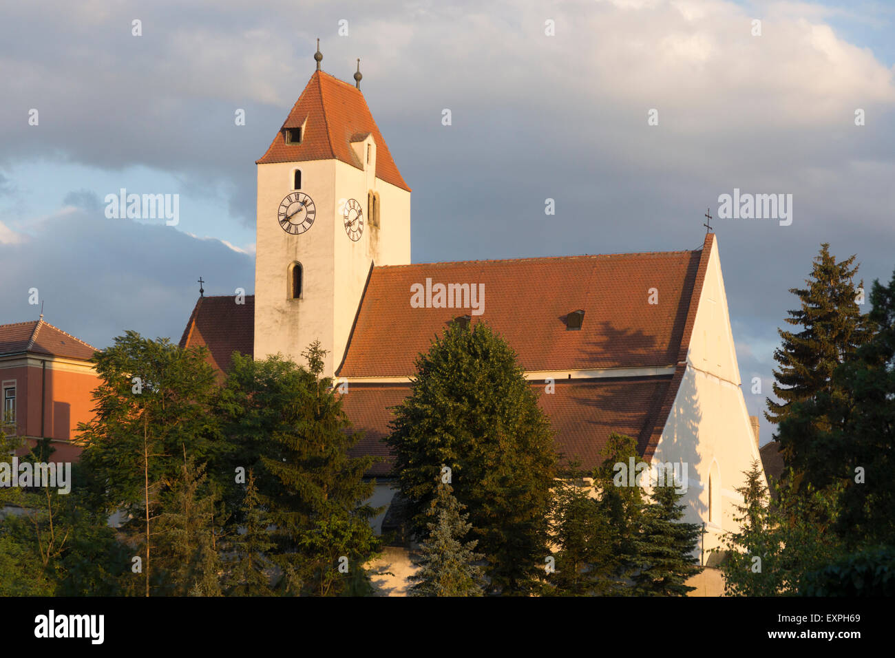 Sankt Pankratius Chiesa cattolica romana e torre dell'orologio al tramonto a Lengenfeld, bassa Austria Foto Stock