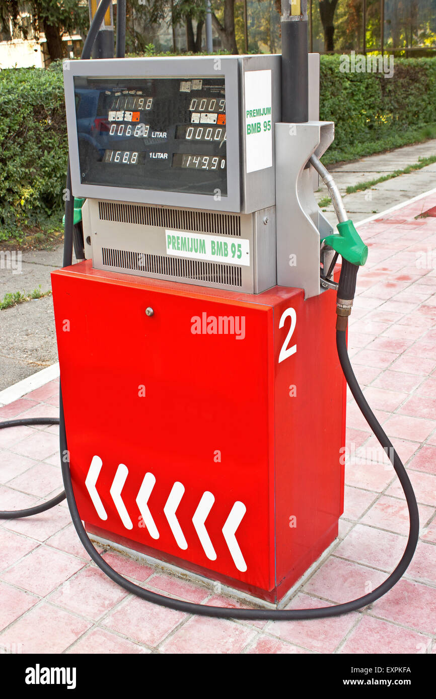 Rosso della pompa benzina Foto Stock