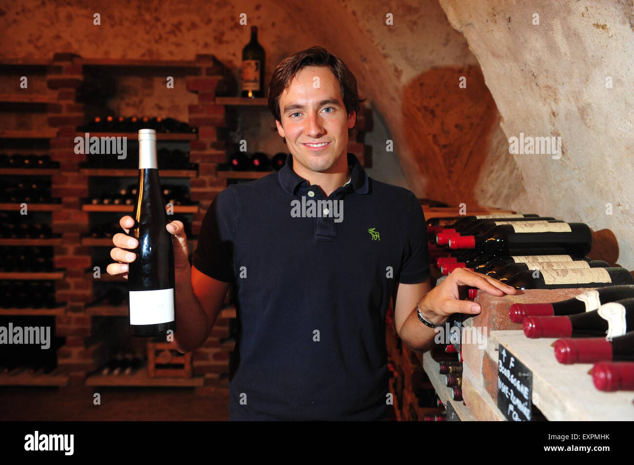 Worm, Germania - 20 agosto 2009 - produttore di vini in cantina presenta il vino nuovo Foto Stock