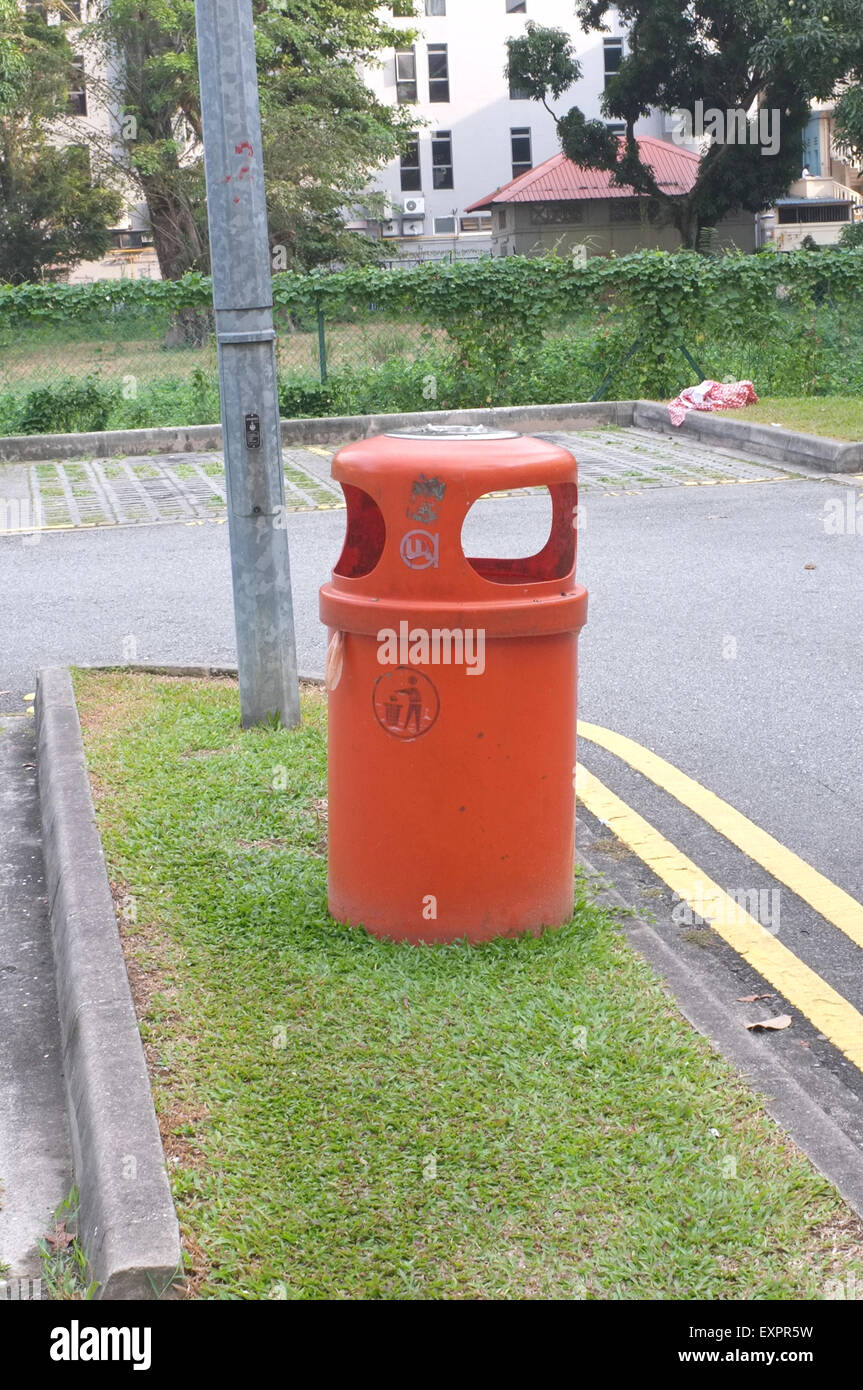 In plastica arancione nel cestino in luogo pubblico Foto Stock